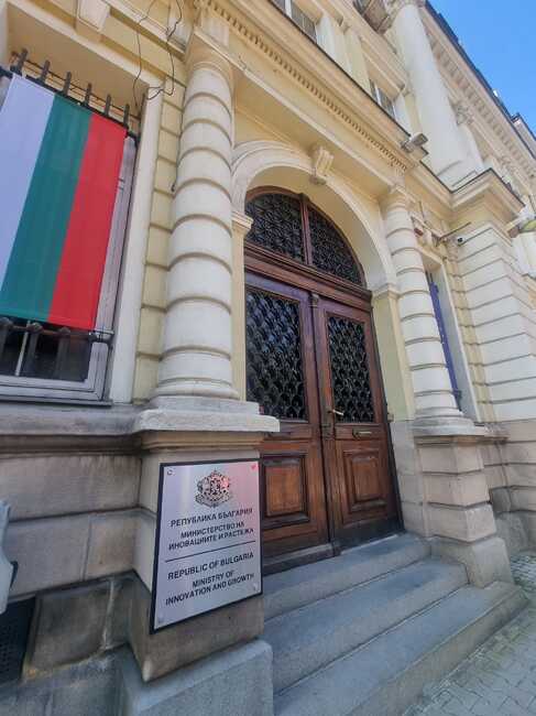 размазан фон ministerstvo_na_inovacziite_i_rastezha.jpg