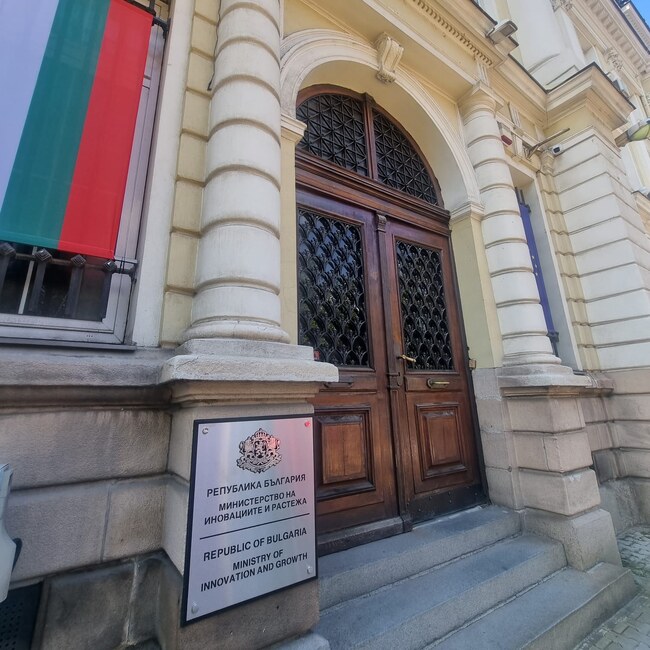 размазан фон ministerstvo-na-inovacziite-i-rastezha.jpg