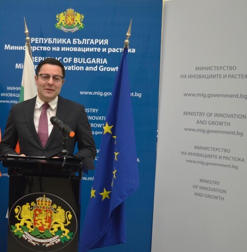 размазан фон aleksandar-pulev.jpg