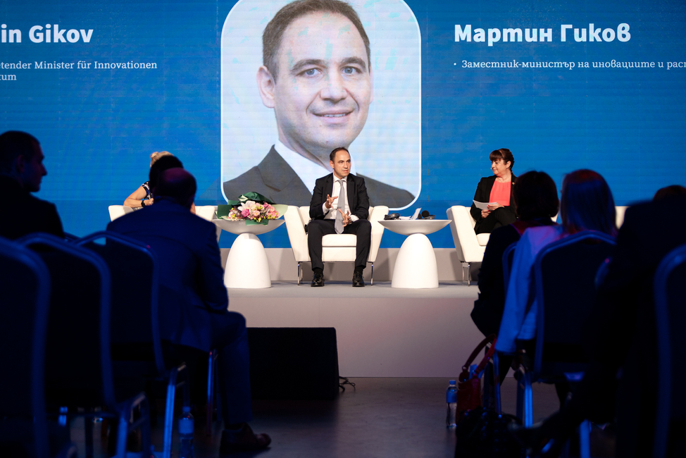 размазан фон ahk-bulgarien-30-years-2555.jpg
