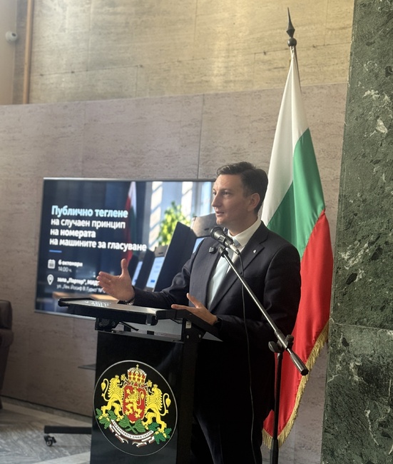 размазан фон Министър_Василев.jpeg