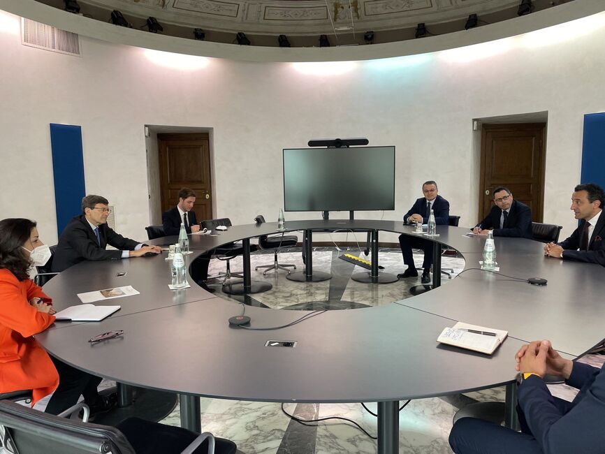 размазан фон po-vreme-na-oficzialnata-si-vizita-v-italiya-ministar-lorer-provede-srestha-i-s-vitorio-kolao-ministar-na-tehnologichnite-inovaczii-i-digitalnata-transformacziya..jpeg