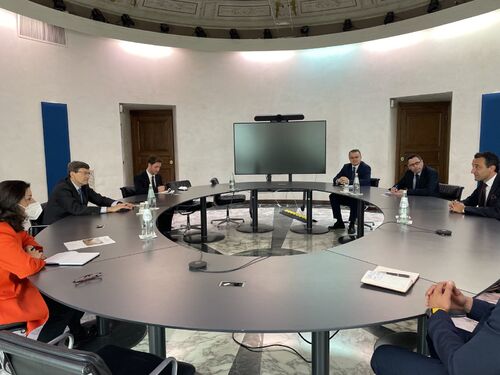 размазан фон po-vreme-na-oficzialnata-si-vizita-v-italiya-ministar-lorer-provede-srestha-i-s-vitorio-kolao-ministar-na-tehnologichnite-inovaczii-i-digitalnata-transformacziya..jpeg