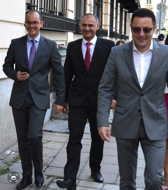 размазан фон qkimov_savov_pulev.jpg