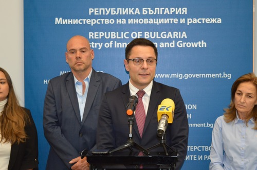 размазан фон 9eb925cd-a039-40cc-aff6-74cd1159e7d9.jpg